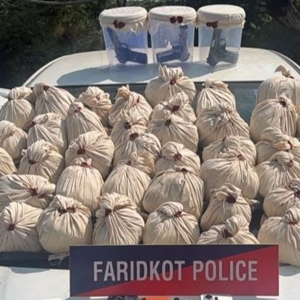फरीदकोट में 47 किलो हेरोइन समेत 4 गिरफ्तार:पुलिस ने नाकाबंदी के दौरान कार सहित दबोचा; 3 विदेशी भी पिस्टल बरामद