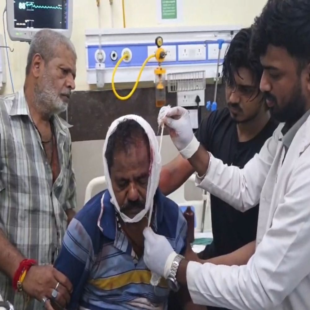 बिलासपुर में ज्वेलर्स के सिक्योरिटी गार्ड पर चापड़ से हमला:बेटे ने की गांजा पीने की शिकायत, नाराज युवक ने पिता पर किया जानलेवा हमला
