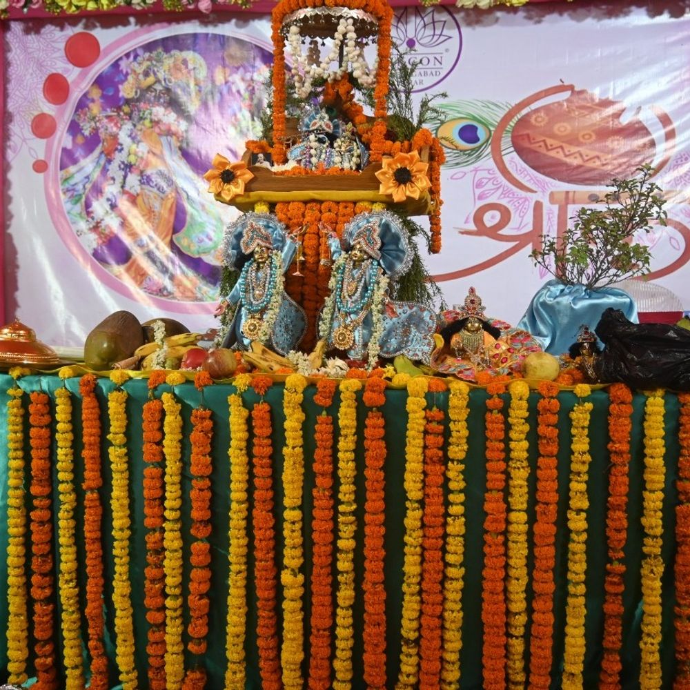 सजी झांकियां, कान्हा के बाल रूप ने मोहा मन:मंदिरों में छप्पन भोग की तैयारी, कान्हा के श्रृंगार सामान की बढ़ी मांग