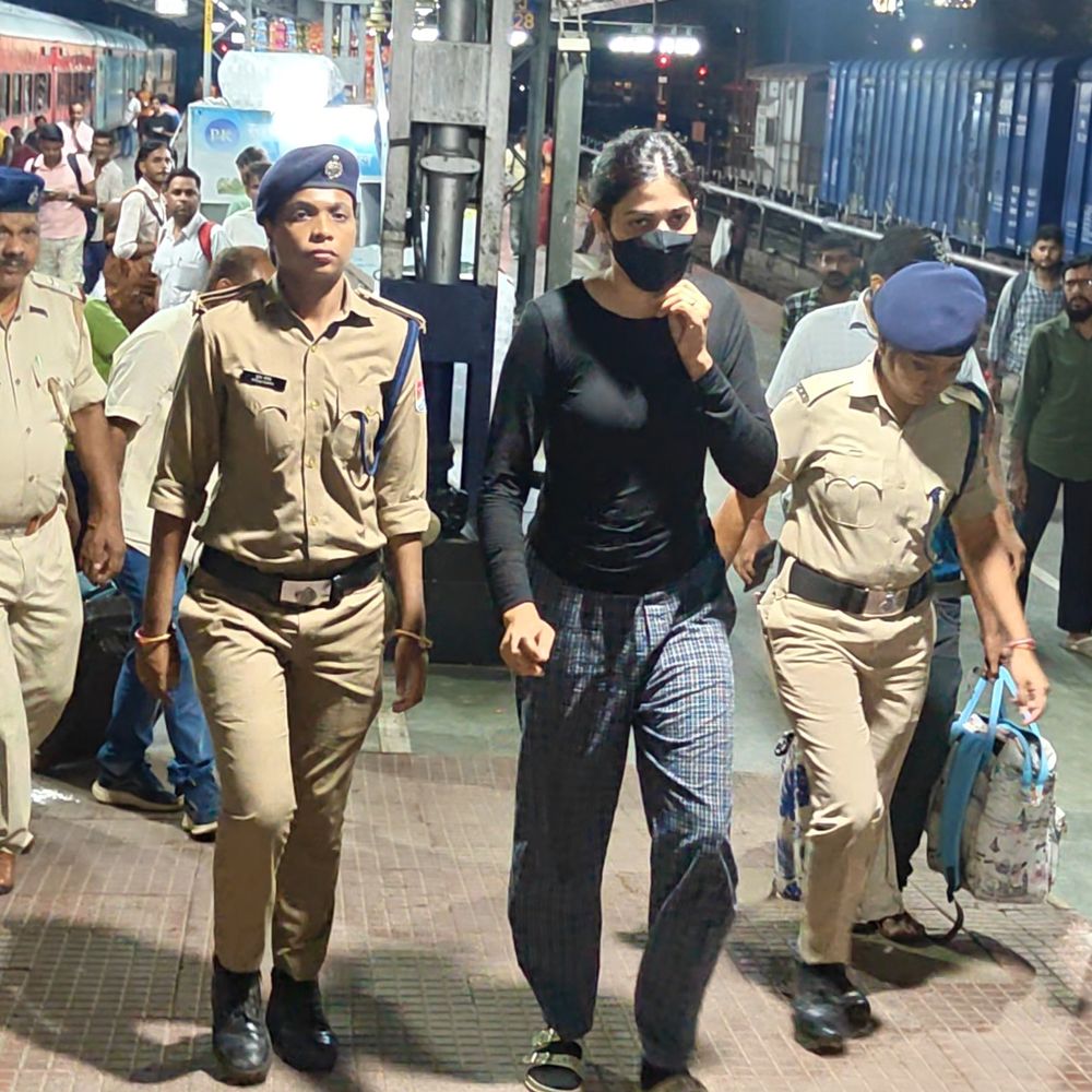 स्वतंत्रता सेनानी एक्सप्रेस के एसी फर्स्ट में कारवाई:जीजा के भाई के साथ मिलकर करती थी तस्करी, पुलिस पहुंची तो अंग्रेजी में करने लगी बहस, युवती के पिता भी शराब कारोबार में जाचुकेजेल