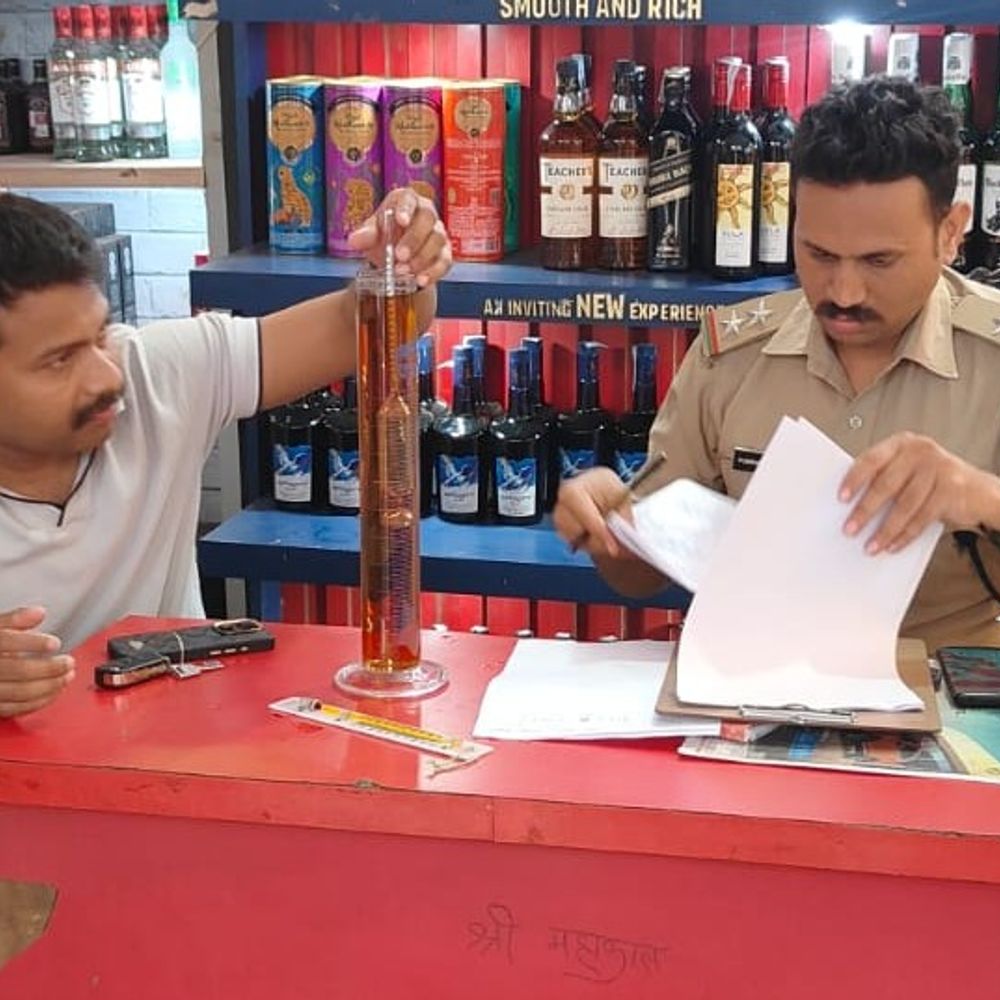 सागर में शराब से मौत के बाद आबकारी अमला अलर्ट:रतलाम और जावरा की 10 दुकानों पर छापेमारी, सैंपल लैब भेजे जाएंगे