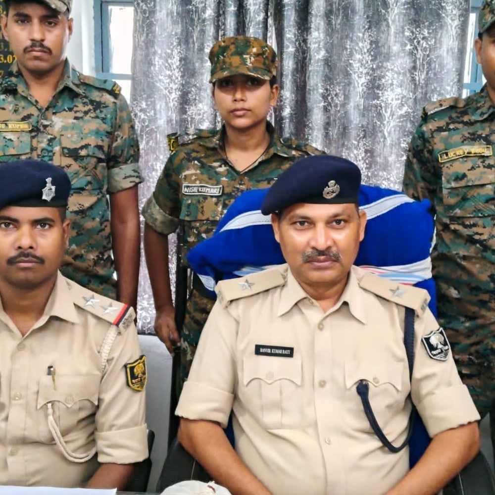 समस्तीपुर- गांजा तस्कर के घर से 390 ग्राम खेप बरामद:5 जिंदा कारतूस भी मिले, पुलिस की भनक मिलते ही आरोपी पिछले दरवाजे से फरार
