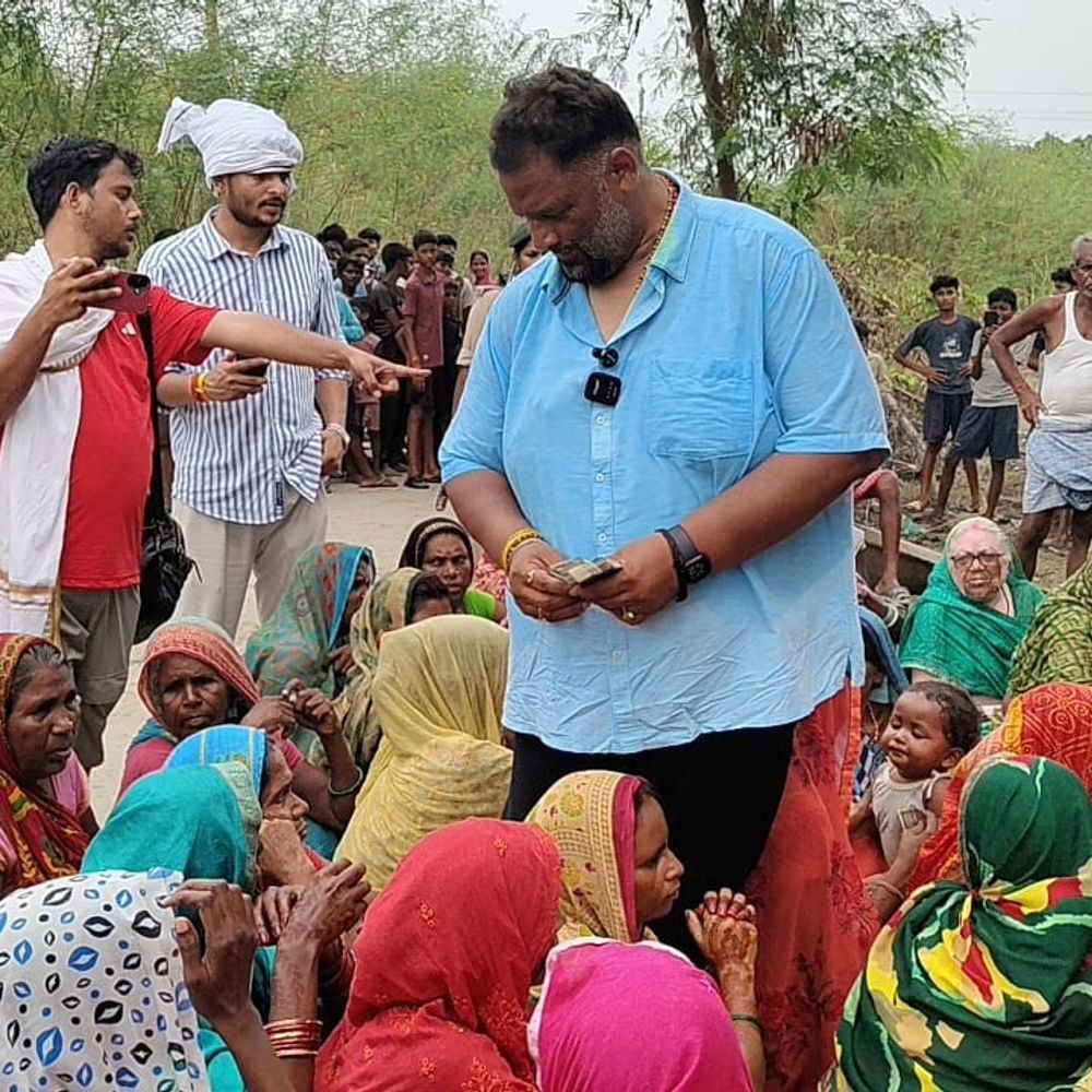 नाव से बाढ़ प्रभावित गांव पहुंचे पप्पू यादव:500-500 के नोट बांटे, कहा- परेशानी जानने के लिए सीएम को भी गांव आना चाहिए
