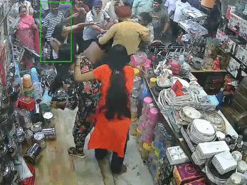 लुधियाना में पार्किंग के मामूली विवाद में झड़प:4 महीने की गर्भवती महिला से हाथापाई, बचाने आए दुकानदार का फोड़ा सिर,कड़े से किए 5 वार सीसीटीवी में कैद हुई घटना