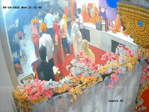 लुधियाना में मंदिर के अंदर गुंडागर्दी:महिला ने मूर्ति को लगाया सिंदूर, रोकने पर बुलाए 5-7 बदमाश; मारपीट में 2 घायल, शनिदेव का त्रिशूल और माता की मूर्ति खंडित
