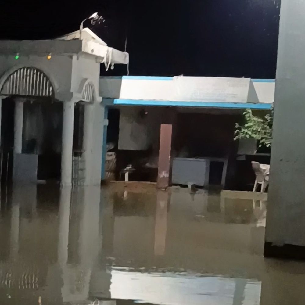 घर में बाढ़ का पानी, छत पर गुजर रही जिंदगी:समस्तीपुर के डुमरी दक्षिणी में 1 हजार लोग बाढ़ से घिरे; सिर छिपाने के लिए जगह नहीं