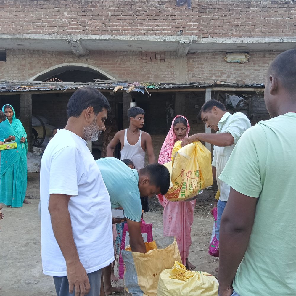 प्रशासन का दावा- सभी को मिल रहा भोजन:जमीनी हकीकत: घर की महिलाओं तक नहीं पहुंच रहा खाना, पुरुष और बच्चे ही नाव से पहुंच रहे किचन तक