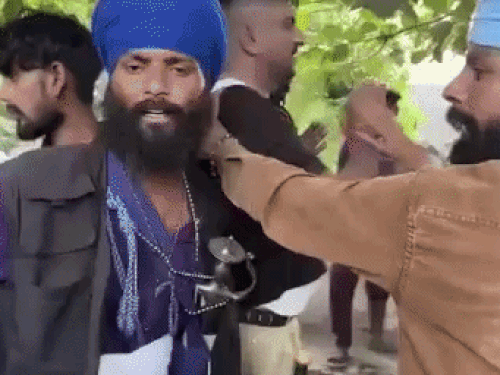 लुधियाना में निहंगों ने युवको को पीटा वीडियो:पुलिस की वर्दी पहने थे युवक,खंभे से बांधकर चप्पलों से मारा,हाथ जोड़कर मांग रहे माफी