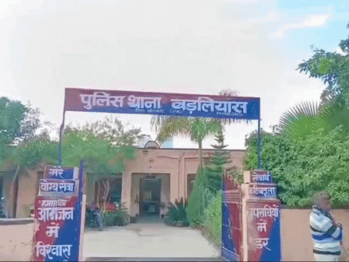 पुलिस को देख बजरी से भरा ट्रेलर छोड़कर भागा:2 जगह हुई कार्रवाई में 3 वाहन पकड़े, डीएसटी और पुलिस ने की कार्रवाई