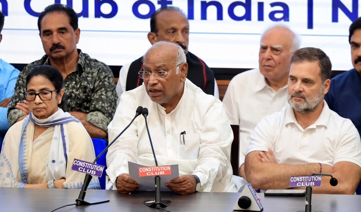 INDIA Alliance Meeting | चुनाव आयोग के खिलाफ रणनीति बनाने दिल्ली में जुटेगा ‘इंडिया’ गठबंधन, CEC ज्ञानेश कुमार को हटाने के प्रस्ताव पर होगी चर्चा