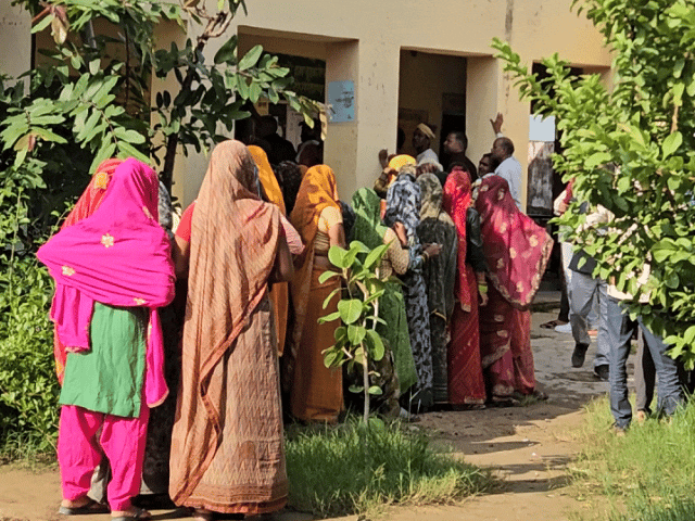कांग्रेस और बीजेपी ने की प्रत्याशियों की बाड़ेबंदी:रूपवास के प्रत्याशियों को भरतपुर ठहराया, नगर निगम के प्रत्याशी को बाहर ले जाने की तैयारी