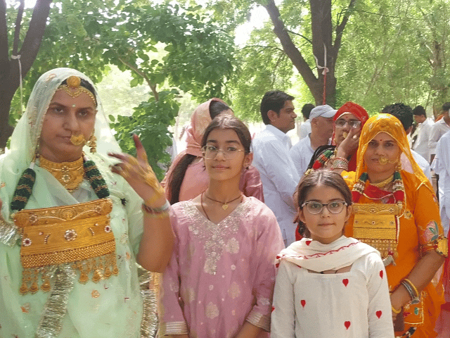 मेले में एक-एक करोड़ की ज्वेलरी पहनकर आईं महिलाएं:सिर से पैर तक सोने से लदी दिखीं; जोधपुर के खेजड़ली में पर्यावरण को बचाने का दिया संदेश