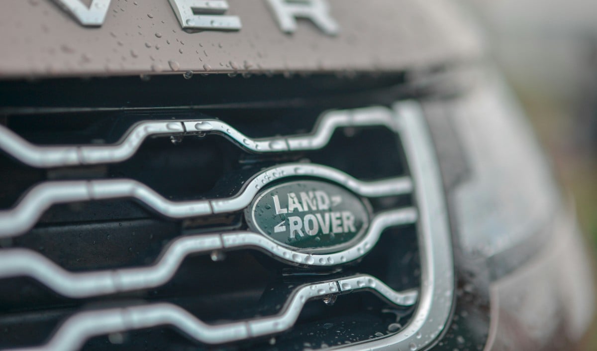 Tata Motors JLR Restructuring: घटती बिक्री और US Tariffs के बीच JLR में 4000 Jobs पर लटकी तलवार
