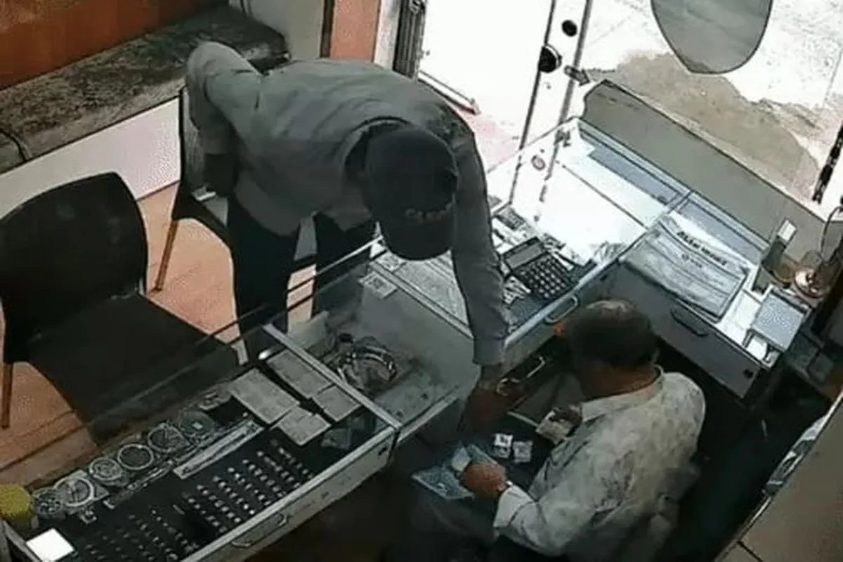 उदयपुर : दिनदहाड़े ज्वेलरी शॉप से 3.50 लाख की बालियां चोरी, सीसीवी फुटेज में दिखी बदमाश की चालाकी