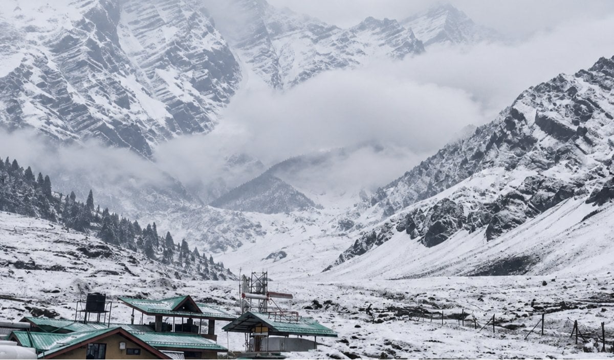 Kashmir में सर्दियों ने दी दस्तक, बर्फ से सफेद हुए Gulmarg और Gurez Valley, कुदरत ने बदल दिया पूरा नजारा