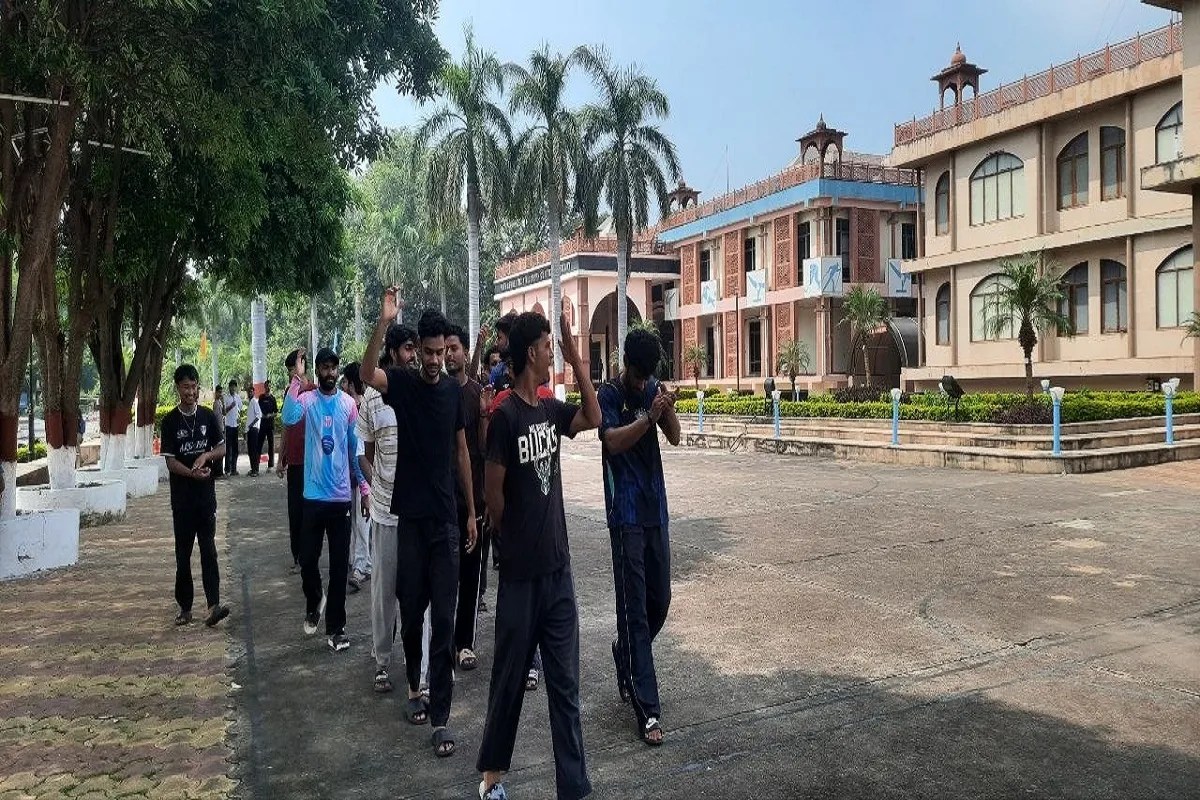 एलएनआईपीई में छात्रों का गुस्सा फूटा, वीसी-रजिस्ट्रार छह घंटे बंधक