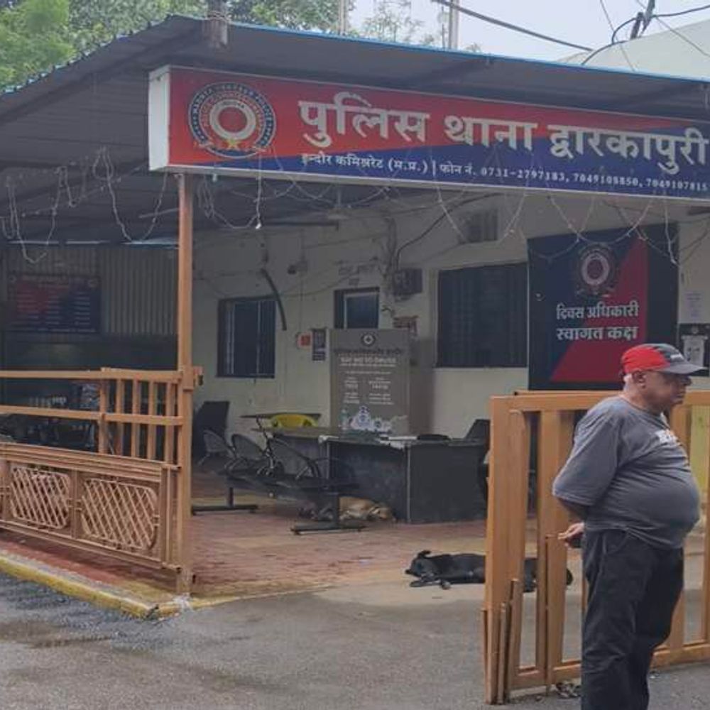 इंदौर में रिटायर्ड लोको पायलट के घर चोरी:केयरटेकर महिला ने पत्नी के जेवर और मकान के दस्तावेज चुराए; FIR