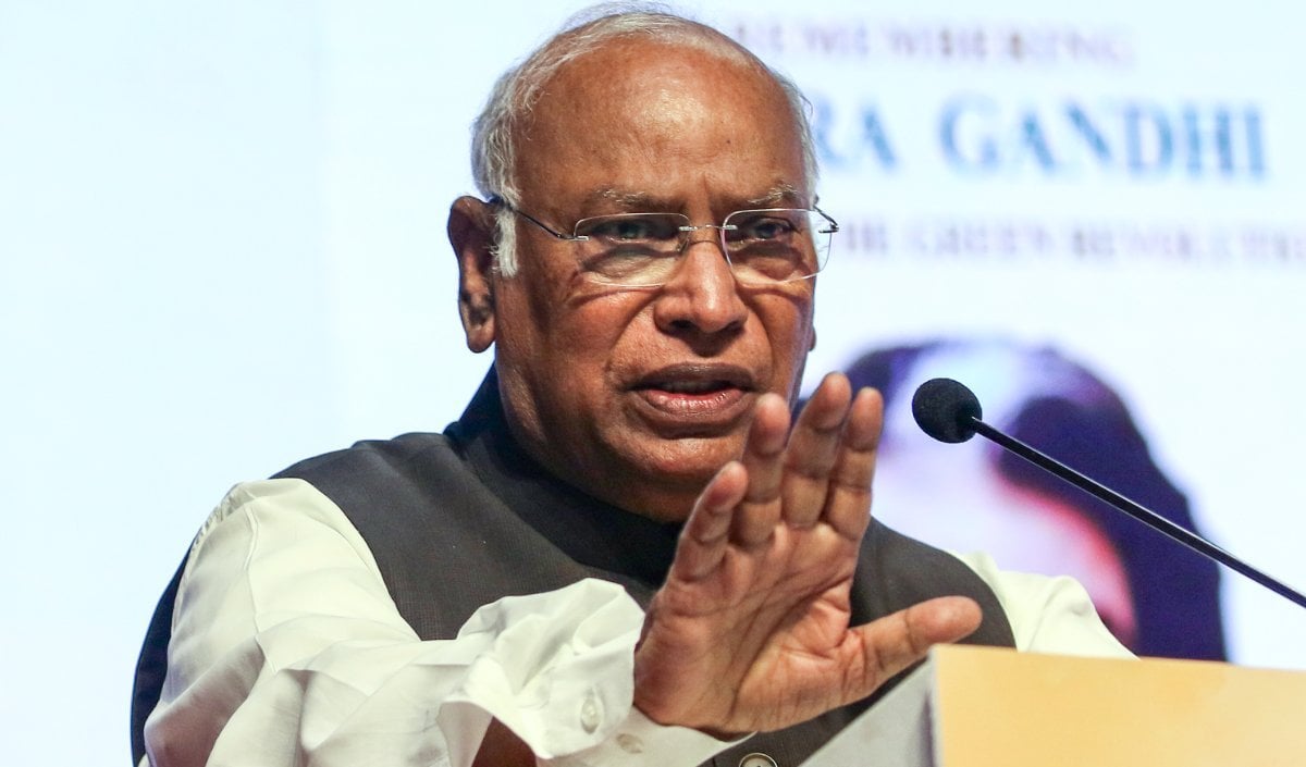 PM मोदी के ‘नाराज फूफा’ बयान पर भड़की कांग्रेस, Mallikarjun Kharge बोले- युवा भी लेकर खड़े हैं रिपोर्ट कार्ड