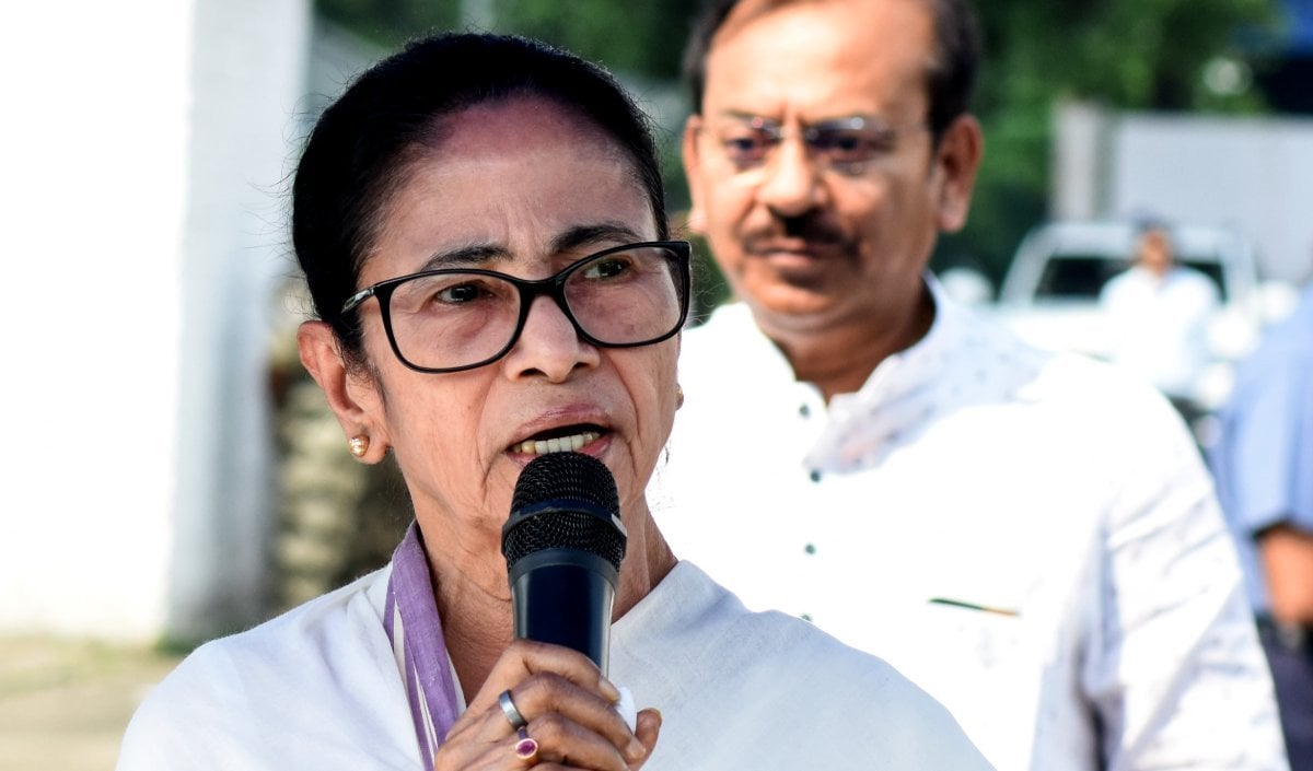 TMC को ऐतिहासिक बगावत के बाद बड़ा झटका! EC ने फ्रीज किया ‘फूल और घास’ चुनाव चिह्न, ममता बनर्जी ने दर्ज कराया ‘कड़ा विरोध’