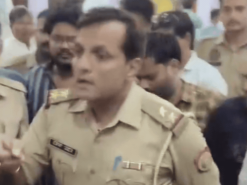 आगरा में पुलिस की कार्यशैली से फिर भड़का आक्रोश:फतेहपुर सीकरी में वैश्य समाज को अपशब्द कहने का आरोप, थाने के बाहर धरने पर बैठे