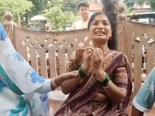आगरा में बच्चे की मौत के बाद हॉस्पीटल में हंगामा:परिजन बोले- रात को बेटा ठीक था, सुबह मौत हो गई, डॉक्टर देखने तक नहीं आए