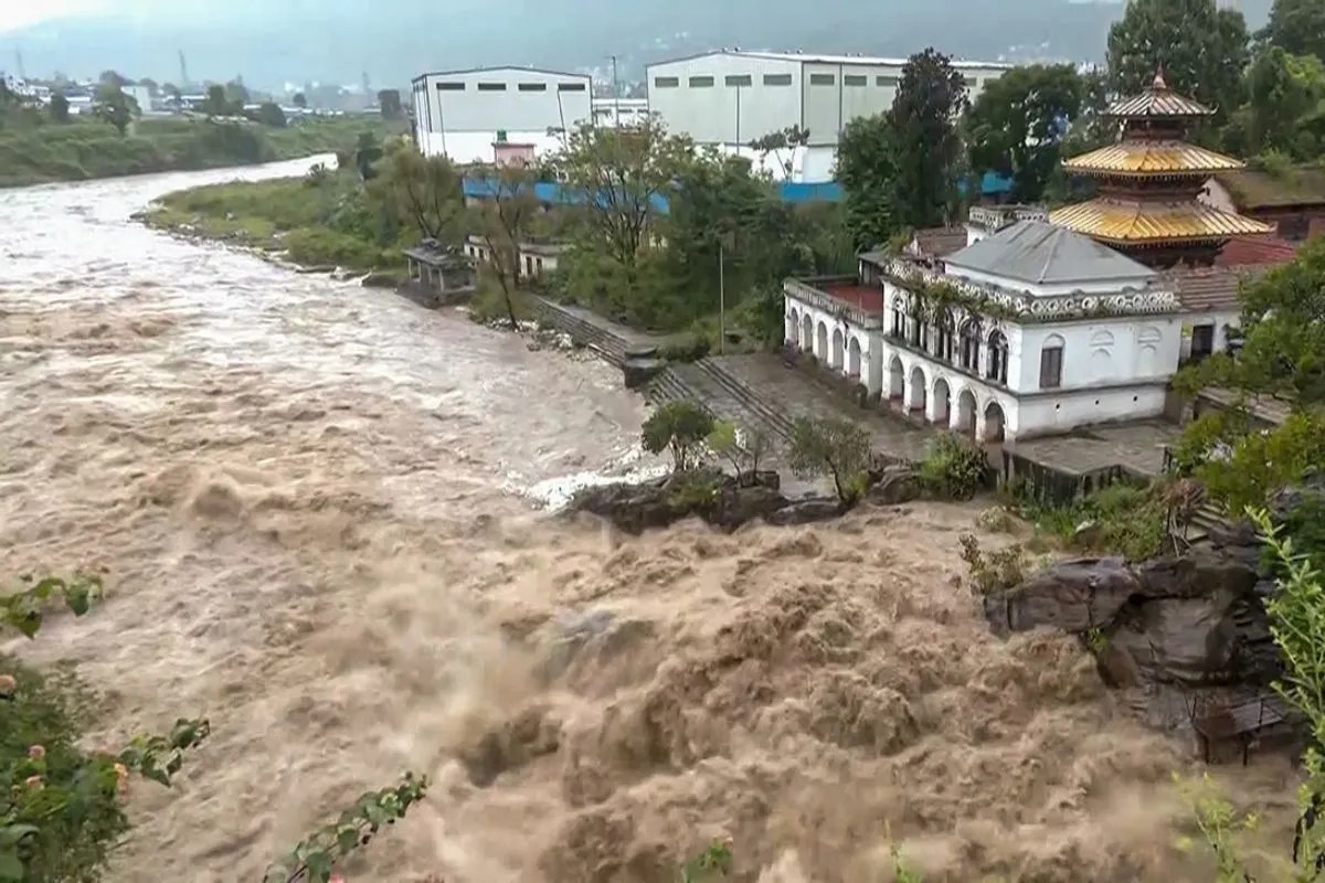 नेपाल में भारी बारिश से बिगड़े हालात, 72 घंटे में 14 लोगों की मौत; बाढ़-भूस्खलन से हाईवे बंद, अलर्ट जारी