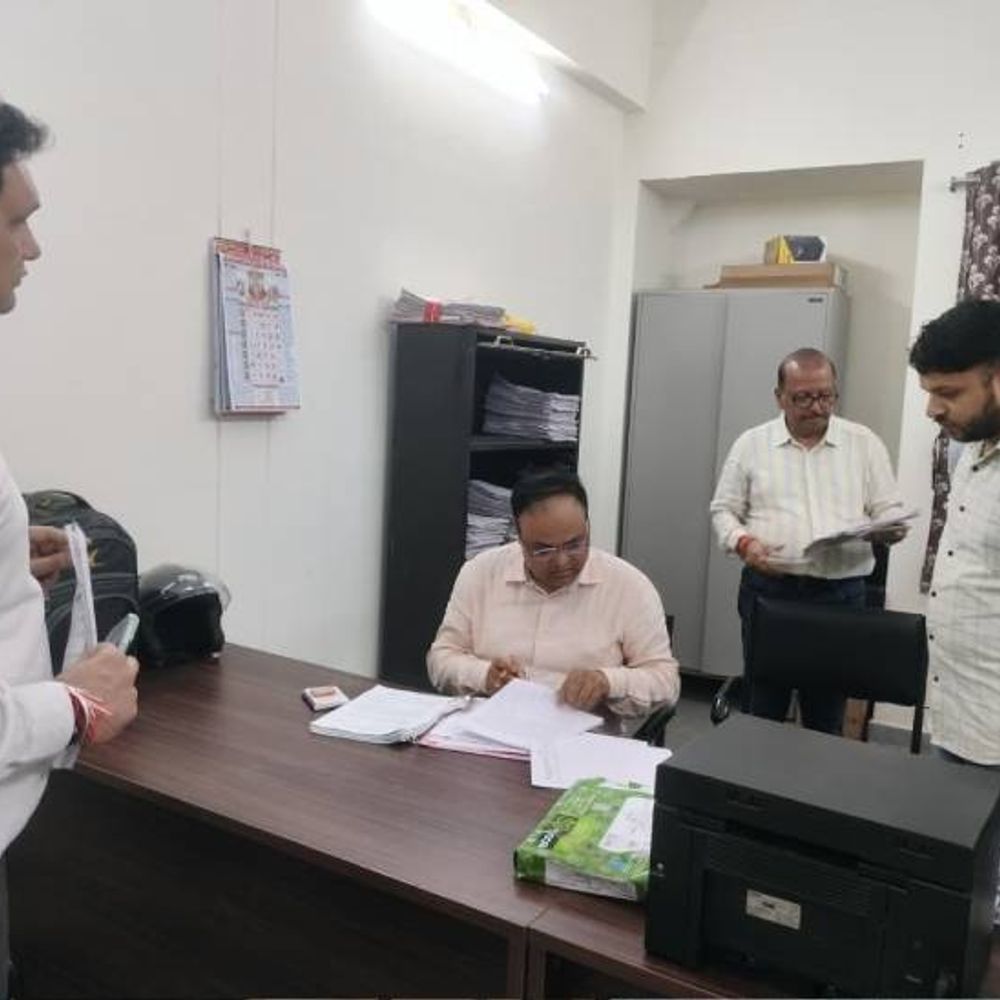 मल्हारगंज तहसील और एसडीएम कार्यालय में लापरवाही:निरीक्षण में कमिश्नर हुए नाराज, पटवारी सस्पेंड; तहसीलदारों को 2-2 वेतनवृद्धि रोकने के नोटिस