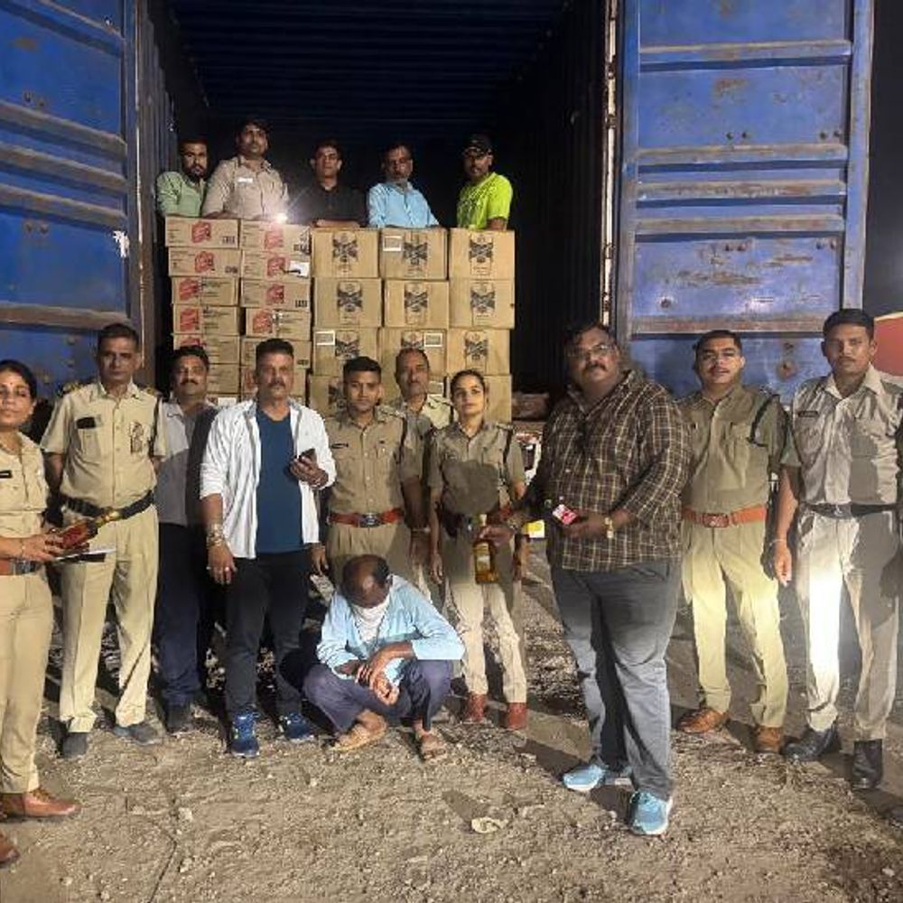 बायपास पर आबकारी की बड़ी कार्रवाई:कंटेनर में भरी थीं हरियाणा की सैकड़ों पेटियां; अंतरराज्यीय तस्करी की आशंका, नेटवर्क की जांच शुरू