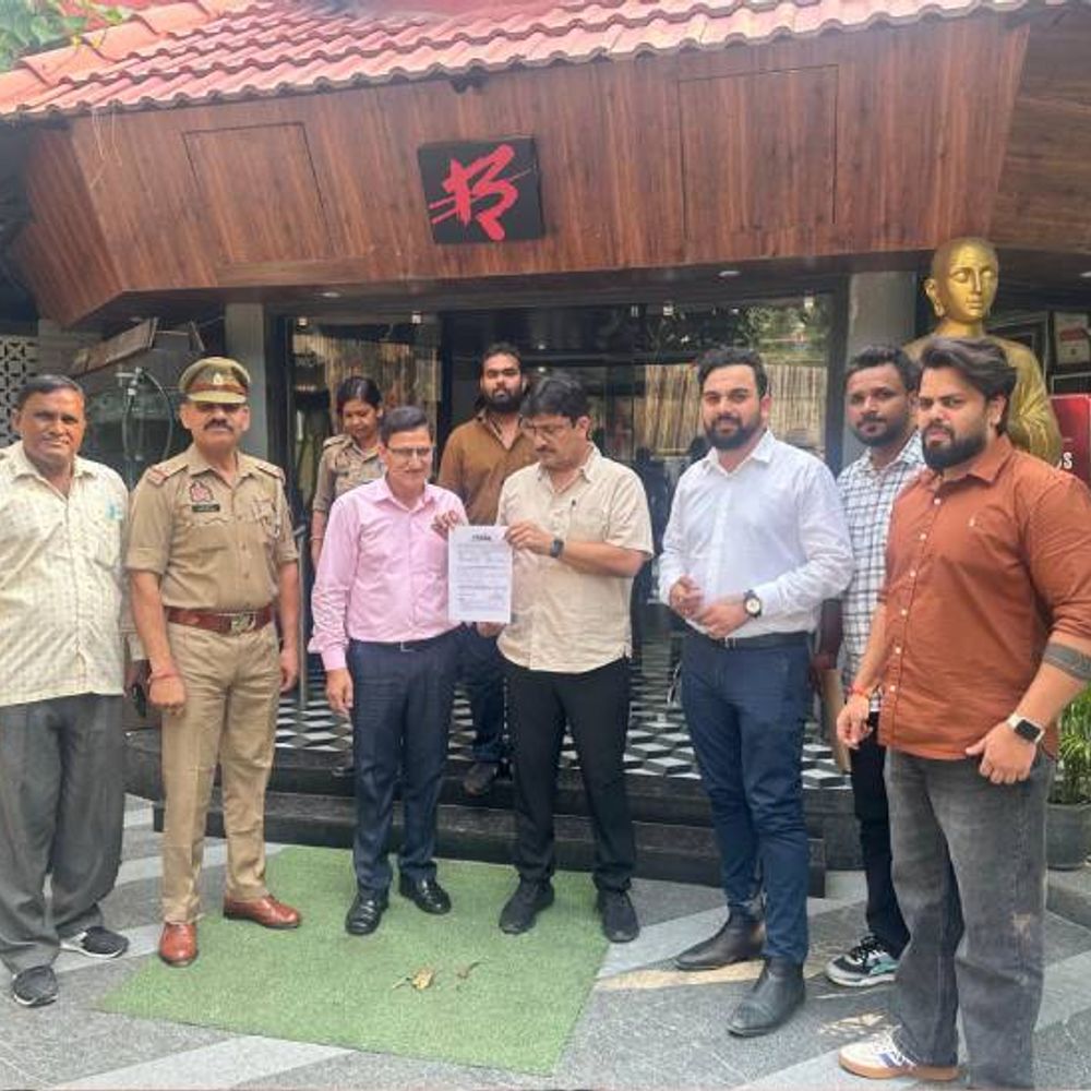 नोएडा में दो फूड रेस्टोरेंट पर 3 लाख का जुर्माना:सेक्टर-12 में मिक्स वेस्ट मिला, सेक्टर-41 में नाले में डाला जा रहा था तेल