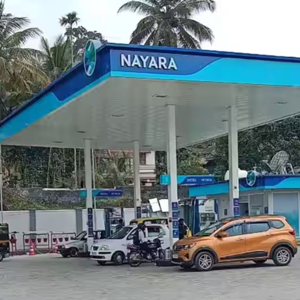 रिलायंस और नायारा ने पेट्रोल-डीजल की बिक्री सीमित की:क्रूड 107 डॉलर पार होने से घाटा बढ़ा; नायरा पंपों पर एक गाड़ी में सिर्फ 200L डीजल मिलेगा