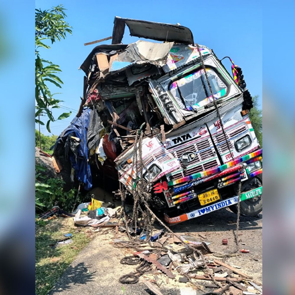 चाईबासा में ड्राइवर को आई झपकी, ट्रक पेड़ से टकराया:चालक की मौत, खलासी घायल; चाईबासा-चक्रधरपुर मुख्य मार्ग पर हुआ हादसा