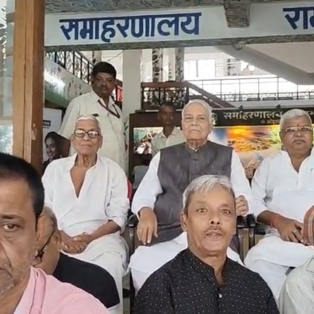 औद्योगिक हादसों की जांच रिपोर्ट सार्वजनिक करने की मांग:पूर्व केंद्रीय मंत्री यशवंत सिन्हा और शंकर चौधरी ने समाहरणालय गेट पर दिया धरना