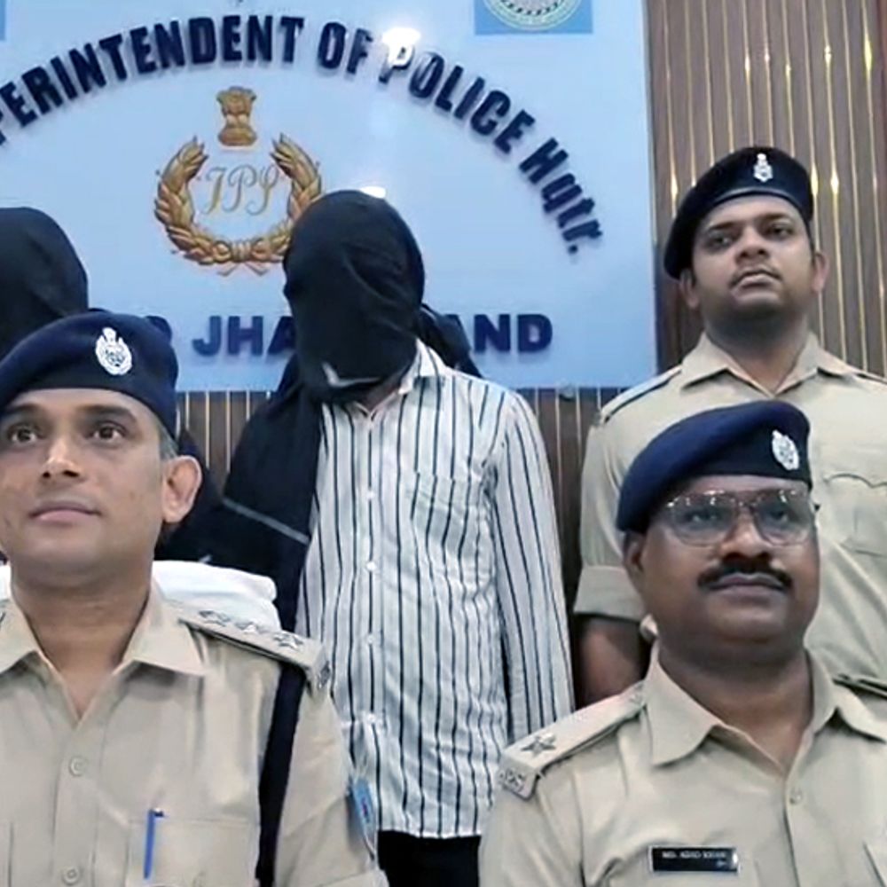 एटीएस अधिकारी बनकर महिला से 4.50 लाख रुपए की ठगी:पाकिस्तान से 300 करोड़ आने का डर दिखाकर डिजिटल अरेस्ट किया, आगरा से 2 गिरफ्तार