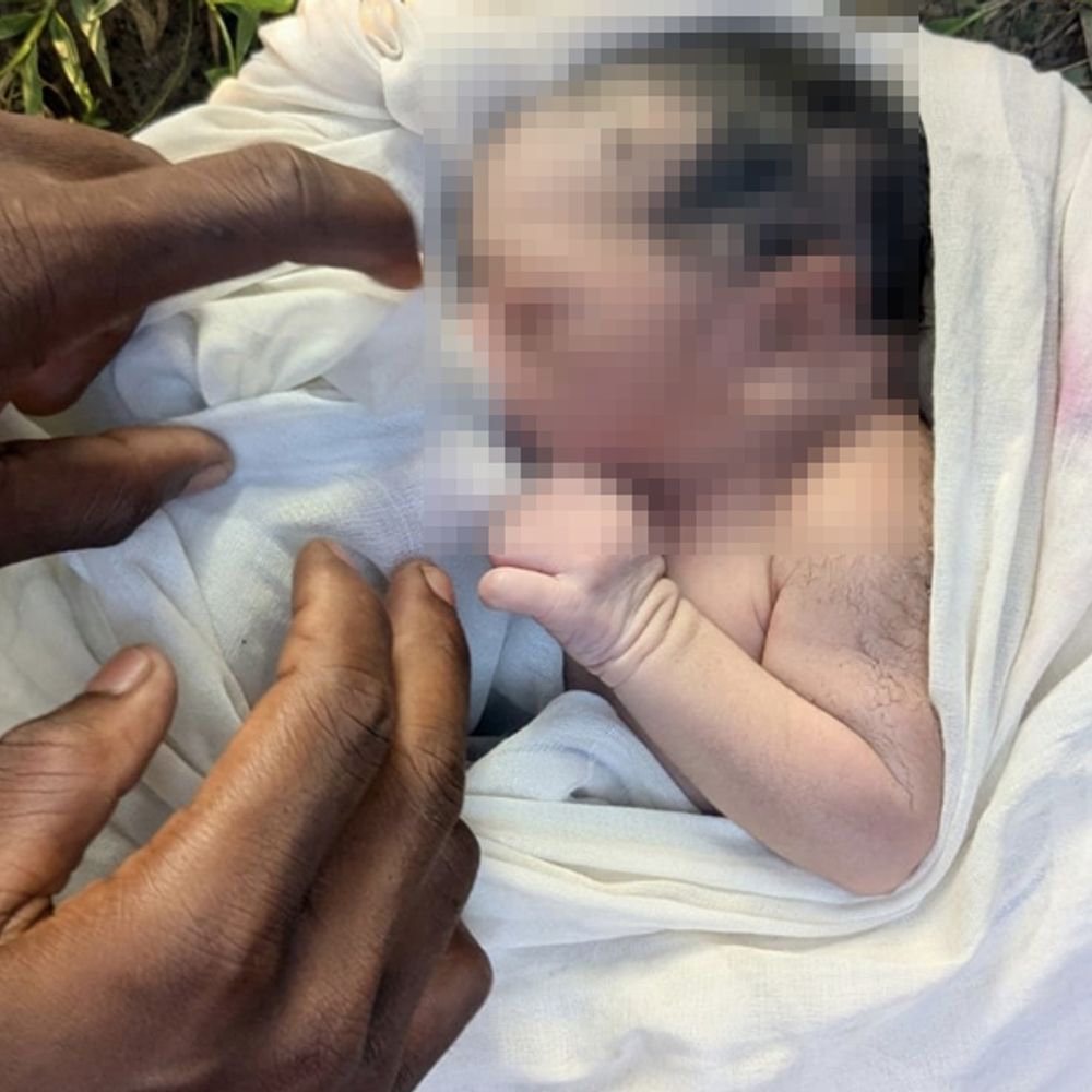गोड्डा के कुशहा गांव में लावारिस नवजात मिला:खेल मैदान के पास कपड़े में लिपटा था शिशु, हालत गंभीर होने पर गोड्डा रेफर