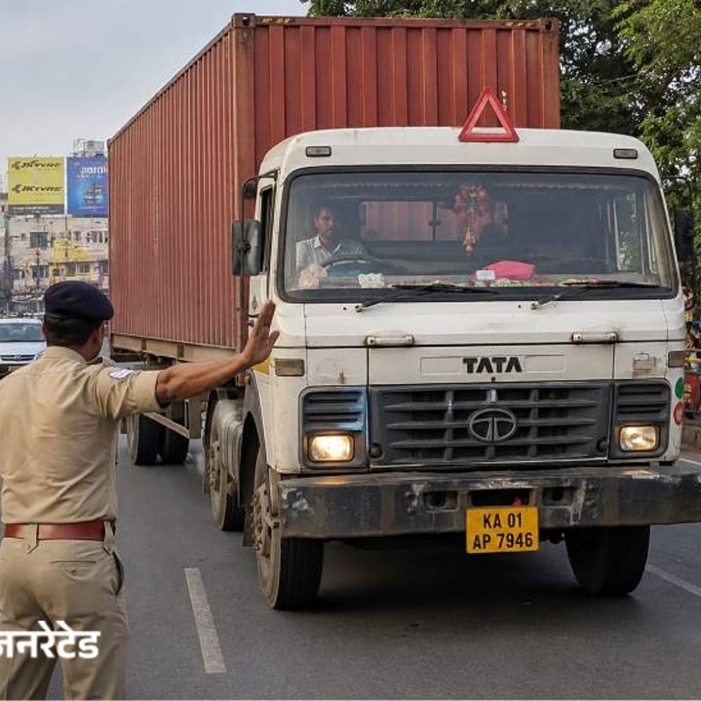 इंदौर में नशे में धुत ड्राइवर ने दौड़ाया कंटेनर:ASI पर किया वाहन चढ़ाने का प्रयास, चौराहे पर बैरिकेडिंग कर पुलिस ने रोका