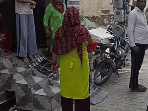 करनाल में घर के बाहर मिला एक दिन का नवजात:रात ढाई बजे रोने की आवाज सुनकर बाहर आई बेटी, सीढ़ियों पर खून से लथपथ मिला बच्चा