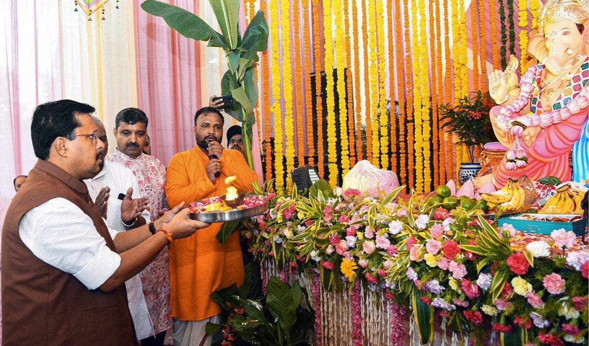 BJP राष्ट्रीय अध्यक्ष Nitin Nabin पहुंचे Mumbai, Siddhivinayak Temple में की पूजा-अर्चना