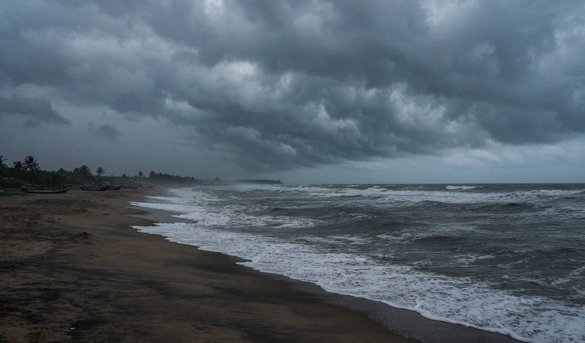 Odisha में गहरे दबाव से भारी बारिश की चेतावनी, IMD ने कई जिलों में जारी किया Red Alert