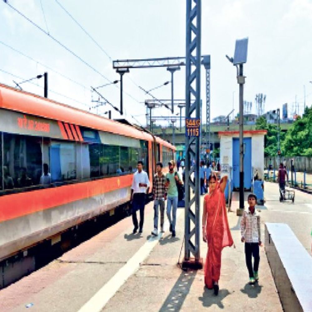 प्लेटफॉर्म का बड़ा हिस्सा खाली:प्लेटफॉर्म-9 पर जहां न शेड और न ही स्टॉल, वहीं से पटना-टाटा वंदे भारत खुल रही
