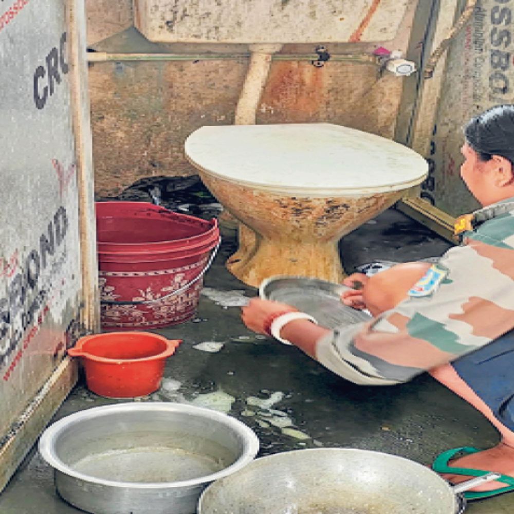 टॉयलेट में नहाना व बर्तन मांजना मजबूरी:रिम्स में महिला होमगार्ड्स के कमरों में दरवाजा नहीं