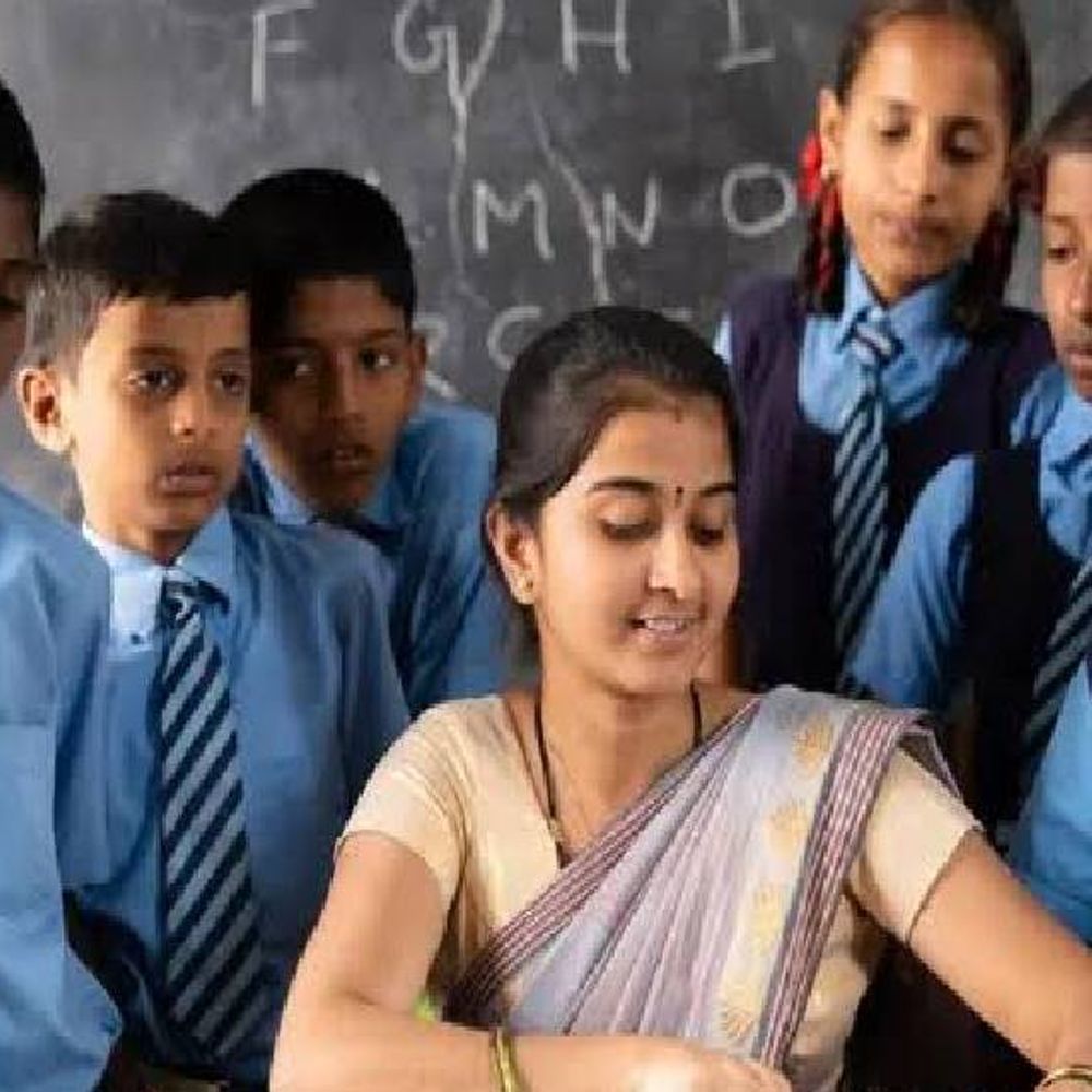 शिक्षा व्यवस्था पर सवाल:शिक्षकों पर पोर्टल में डाटा अपलोड से लेकर सर्वे व एमडीएम तक की जिम्मेदारी
