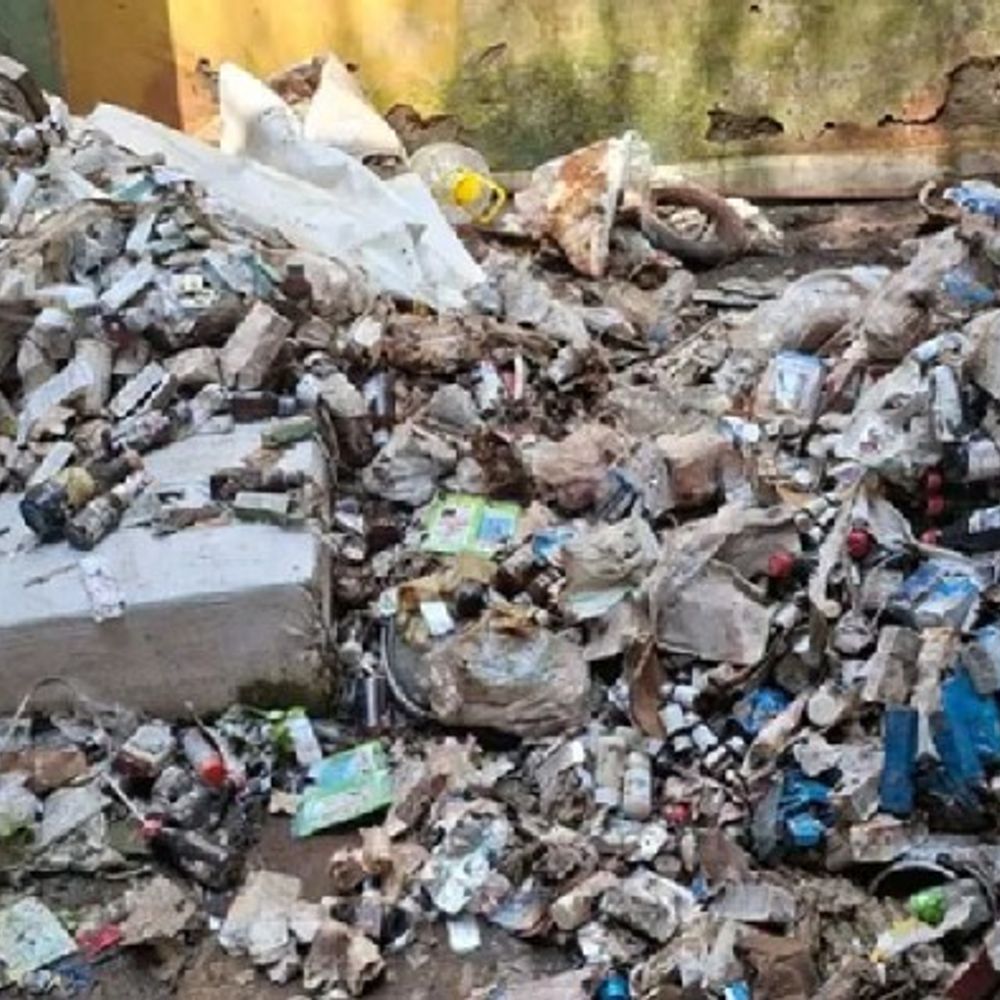 बारिश में गल रहे दवा माफियाओं के खिलाफ अहम सबूत:खुले में पड़ी जब्त दवाओं के रैपर-कार्टन खराब, कोर्ट में केस कमजोर होने का खतरा