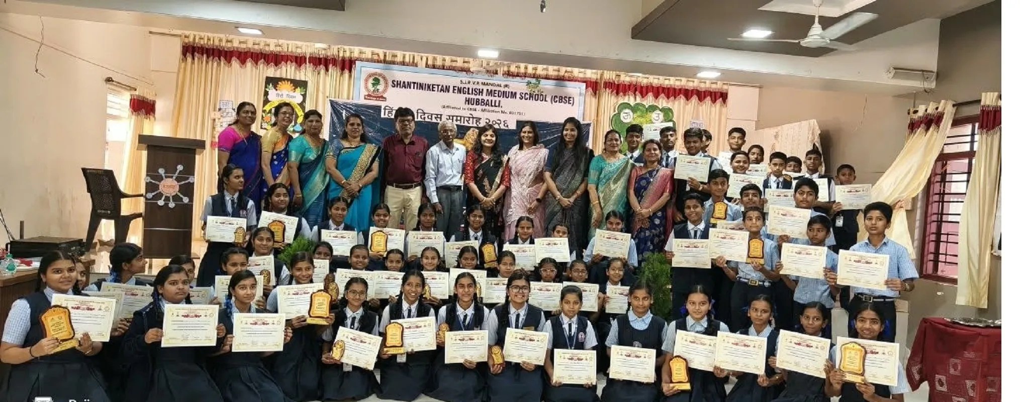 हिंदी में आत्मविश्वास से बोले विद्यार्थी, पर्यावरण और स्वच्छता का दिया संदेश