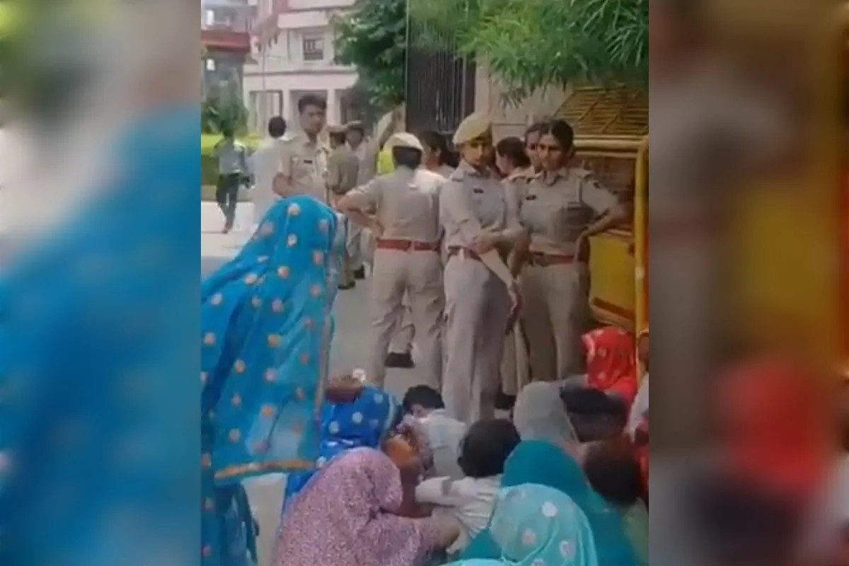 Alwar: जमीन विवाद में व्यक्ति की मौत, मिनी सचिवालय के मुख्य गेट पर धरने पर बैठे परिजन 