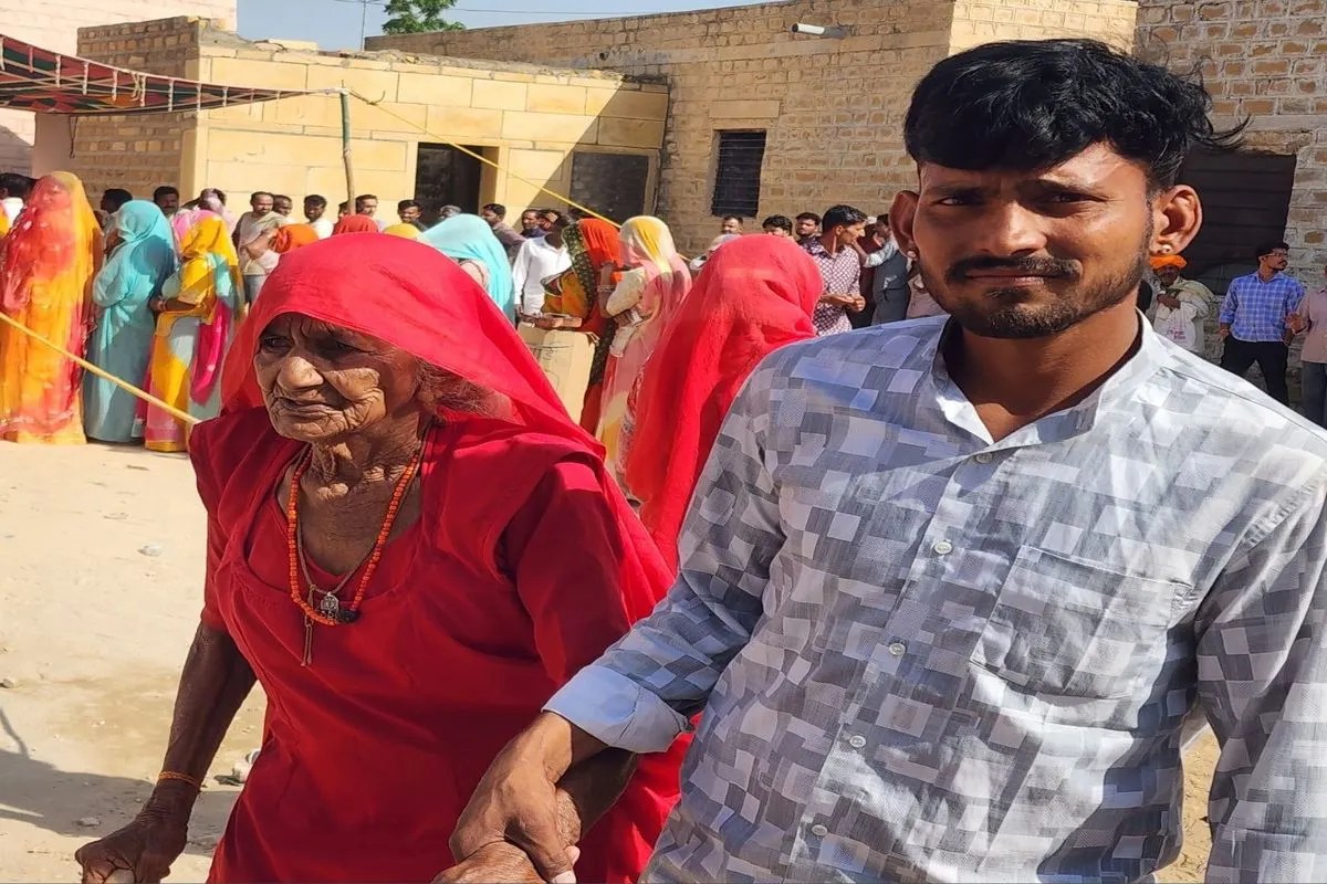 jaisalmer: परिजनों के सहारे कई बुजुर्ग मतदान केंद्र पहुंचे, चेहरे पर दिखा उत्साह