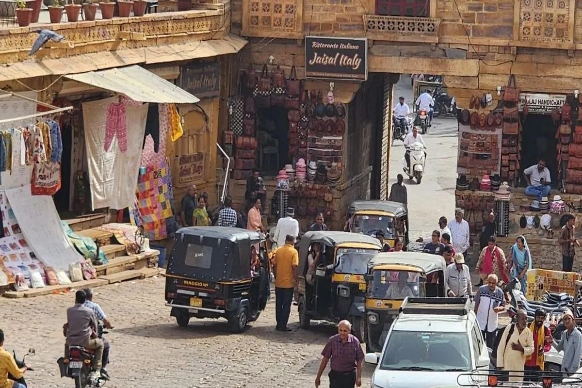 jaisalmer: सोनार किले की घाटियों में नियम बे-असर, थ्रीव्हीलरों की बेलगाम आवाजाही