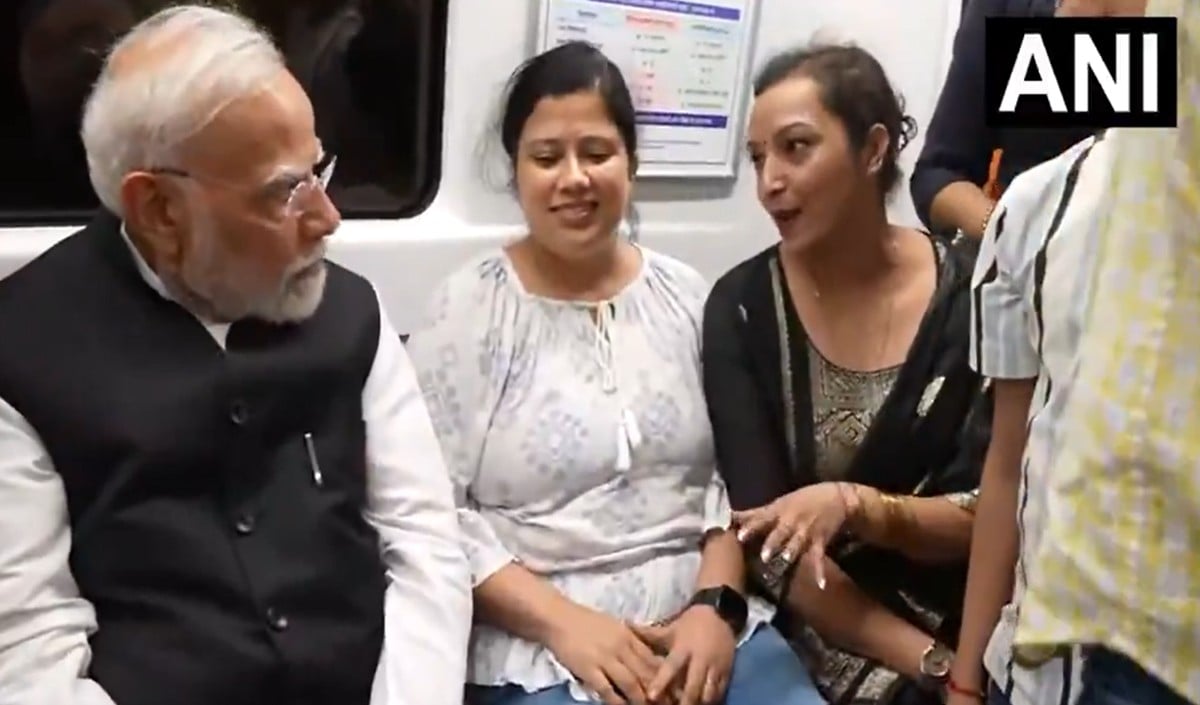 आम आदमी की तरह PM Modi का Delhi Metro में सफर, लोगों से की बातचीत । Video
