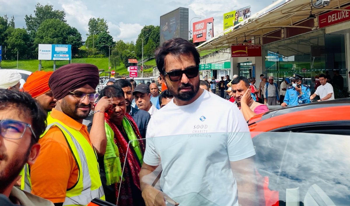 अभिनेता Sonu Sood राहत सामग्री लेकर पहुंचे Nepal, बाढ़ पीड़ितों को बांटे भोजन और कंबल