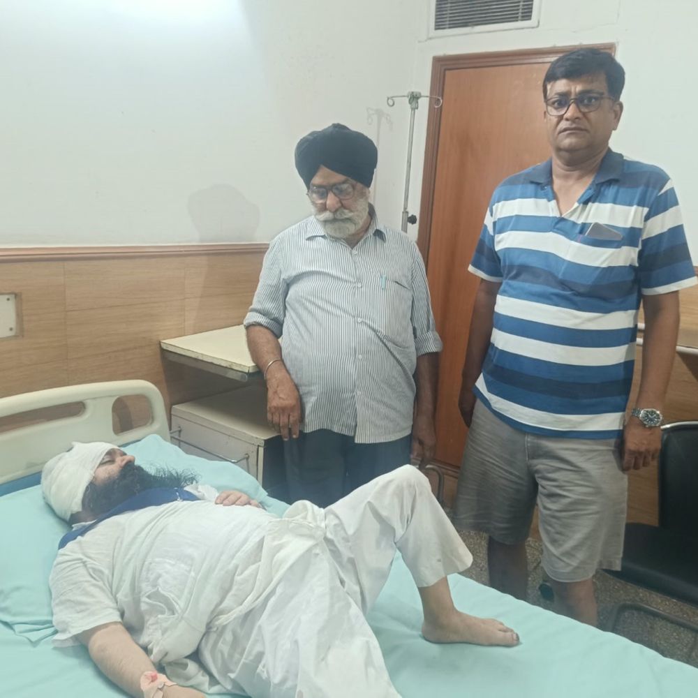 गोवंश की लड़ाई में मां-बेटा घायल, 3 बाइक क्षतिग्रस्त