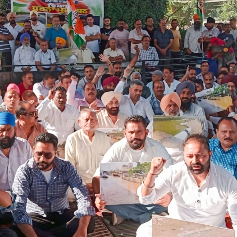 हाईवे पर बंद स्ट्रीट लाइट और सर्विस लेन की बदहाली पर कांग्रेस का धरना